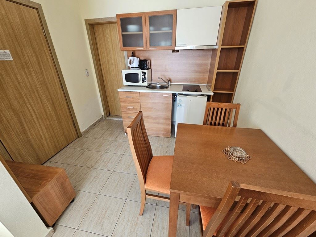 Стилно студио с панорамна гледка към басейна в Слънчев бряг – готово за живеене и инвестиция