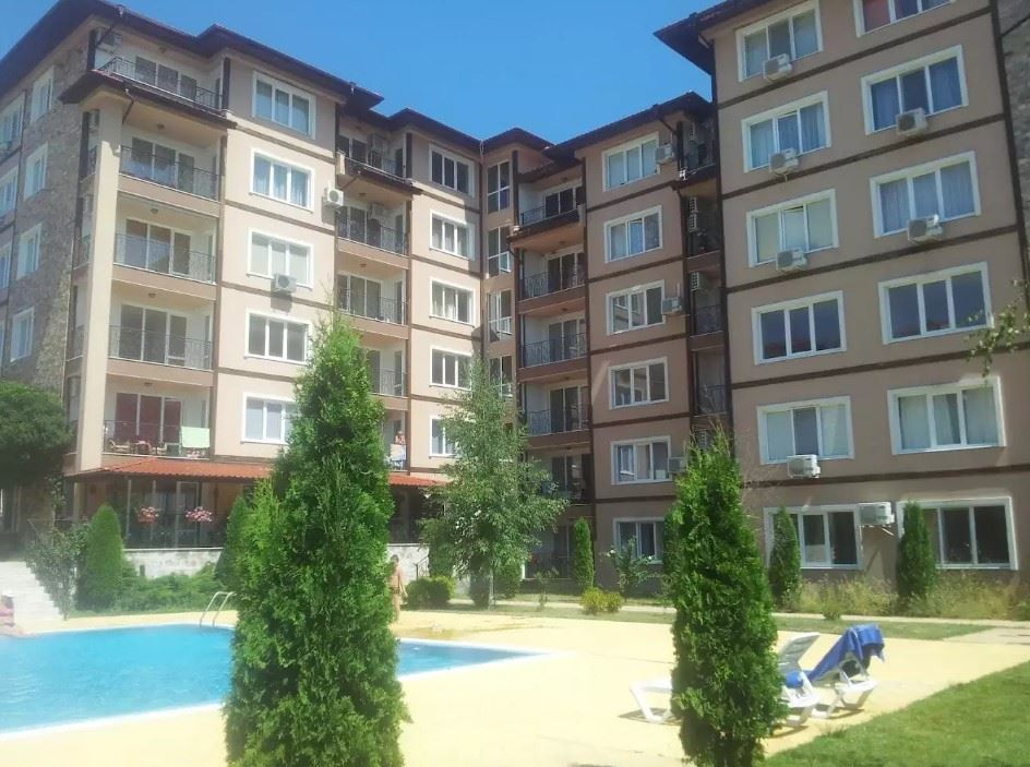 Просторен апартамент с две спални и морска гледка в Равда