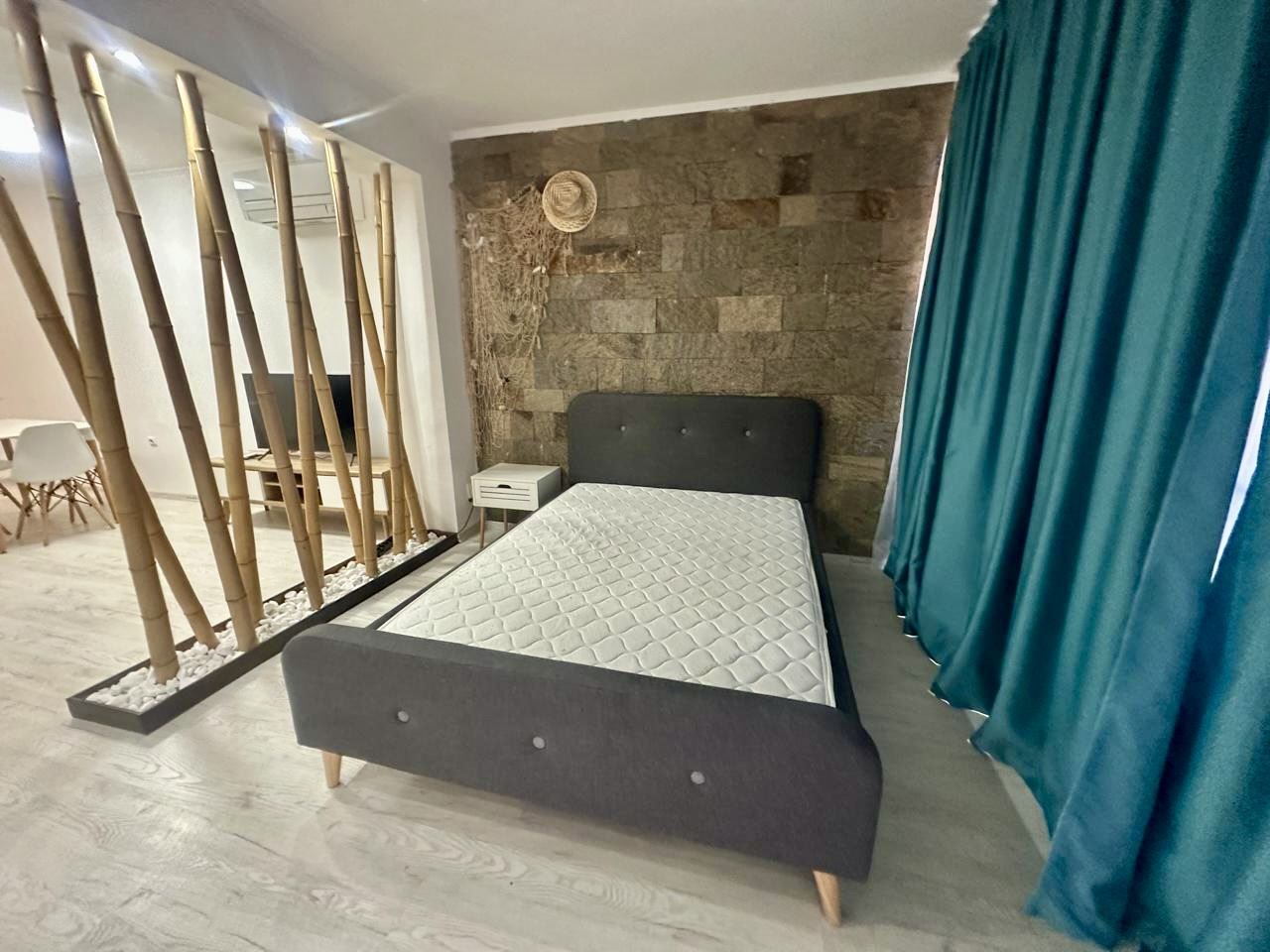 Просторно студио на партер с тераса и възможност за двустаен апартамент – само на 300 м от морето