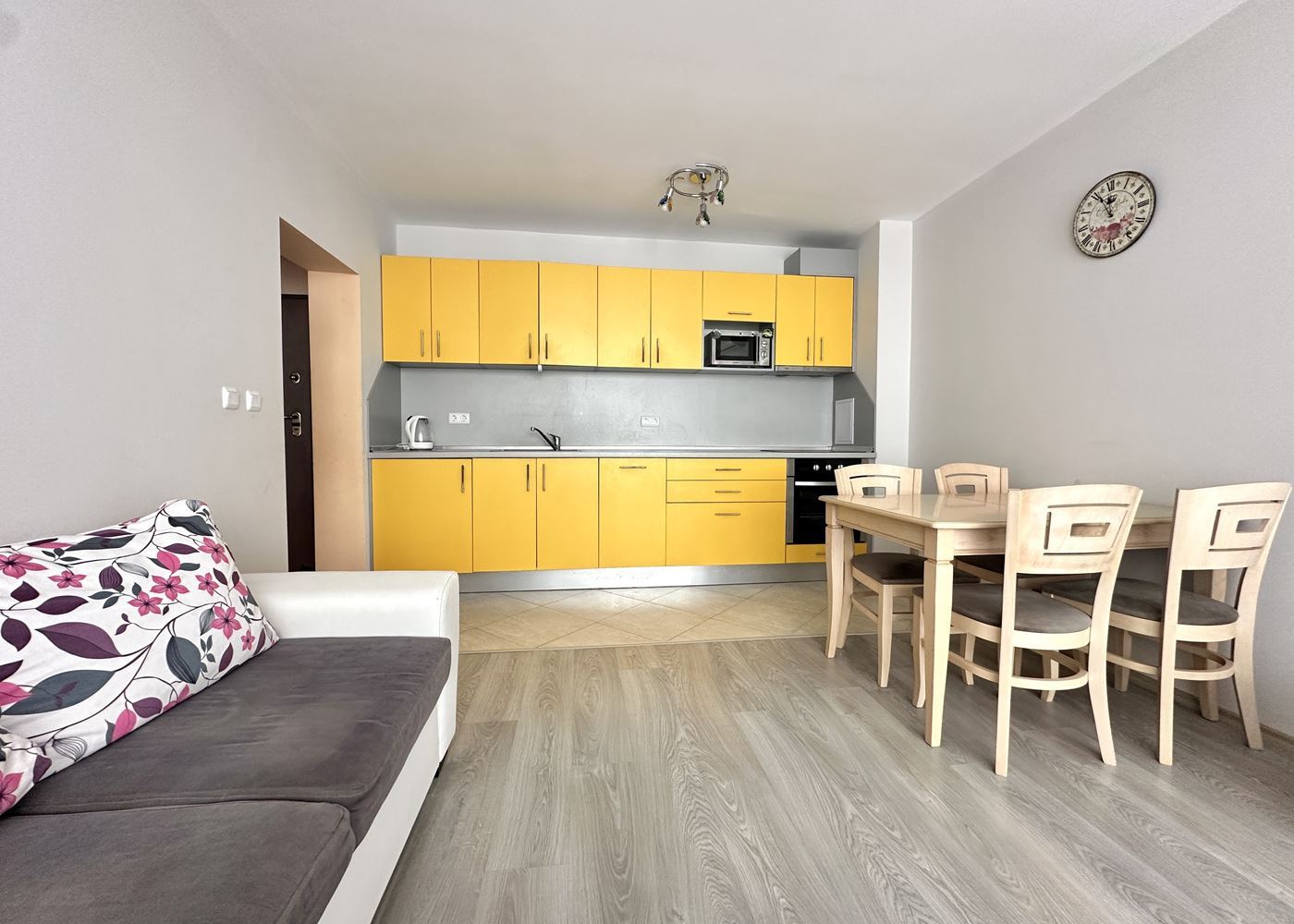 Двустаен апартамент на 100 м от плажа в Поморие – комфорт, удобство и морска гледка