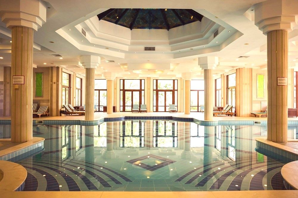 Просторен двустаен апартамент на първа линия в Равда – лукс, природа и впечатляваща гледка към басейна