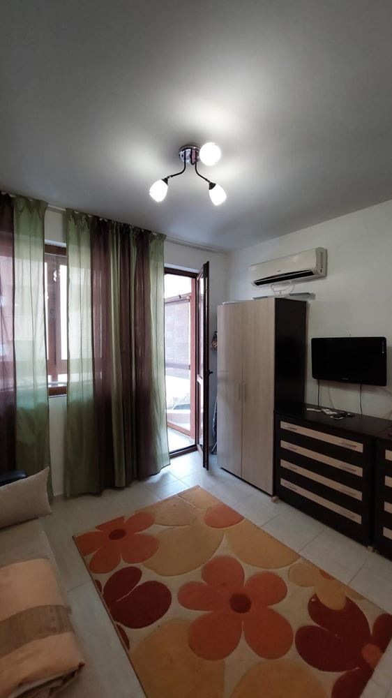 Обзаведено студио в Стария град на Поморие – на 100 м от морето, с голям остъклен балкон и отлична локация