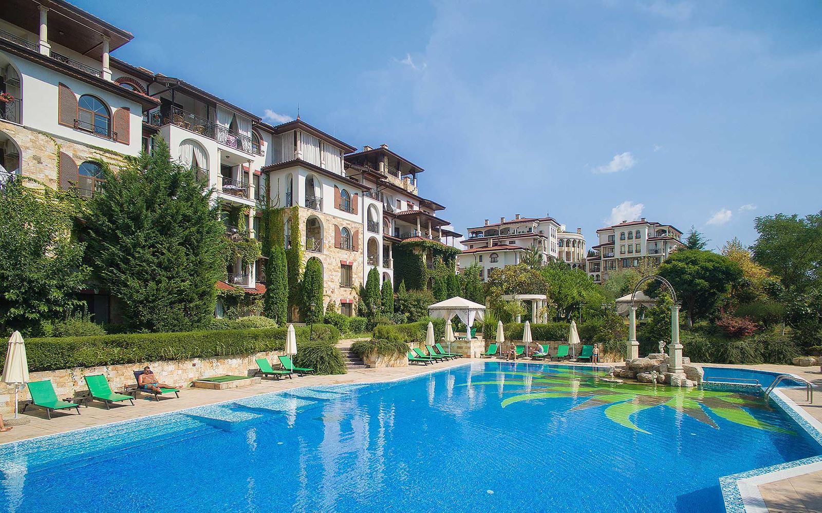 Уникален апартамент на две нива в комплекс от премиум клас в град Несебър