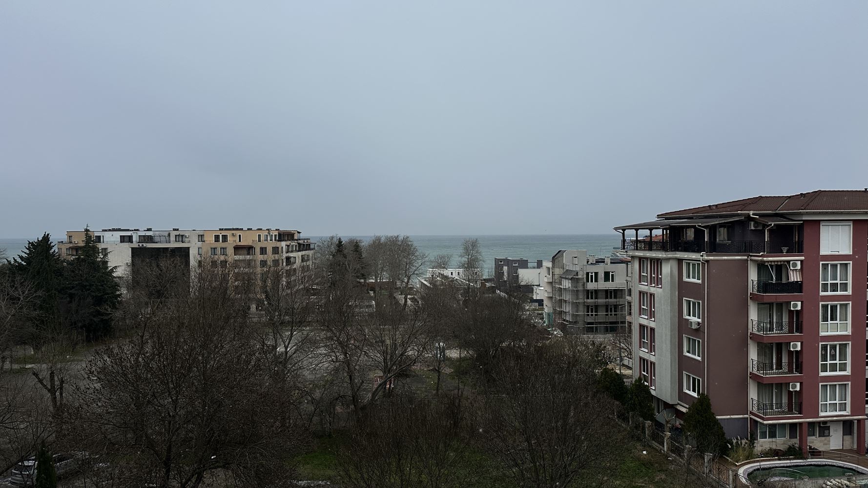 Просторен тристаен апартамент с морска панорама в Равда