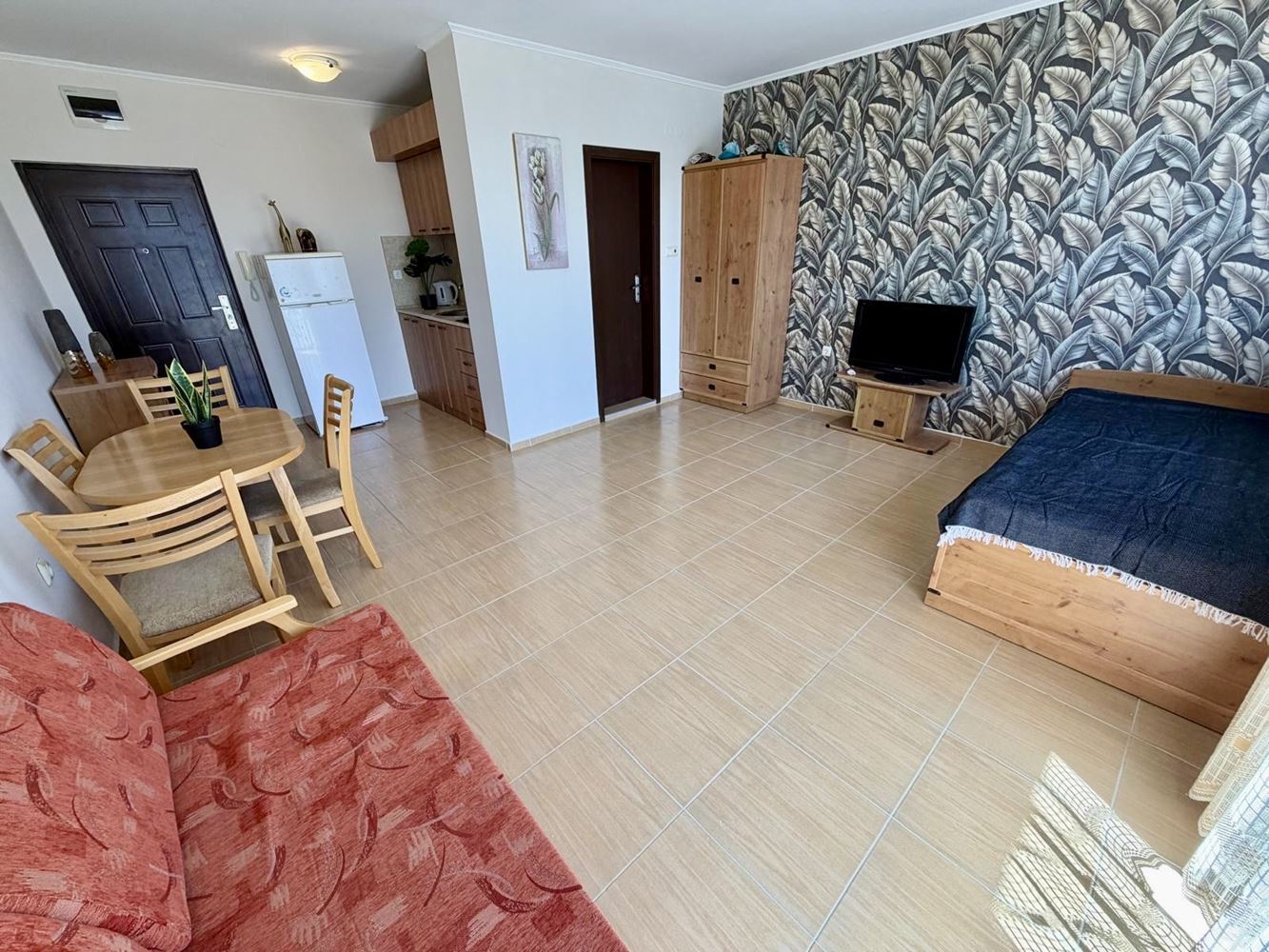 Панорамно студио с впечатляваща морска гледка в Несебър – готово за нанасяне