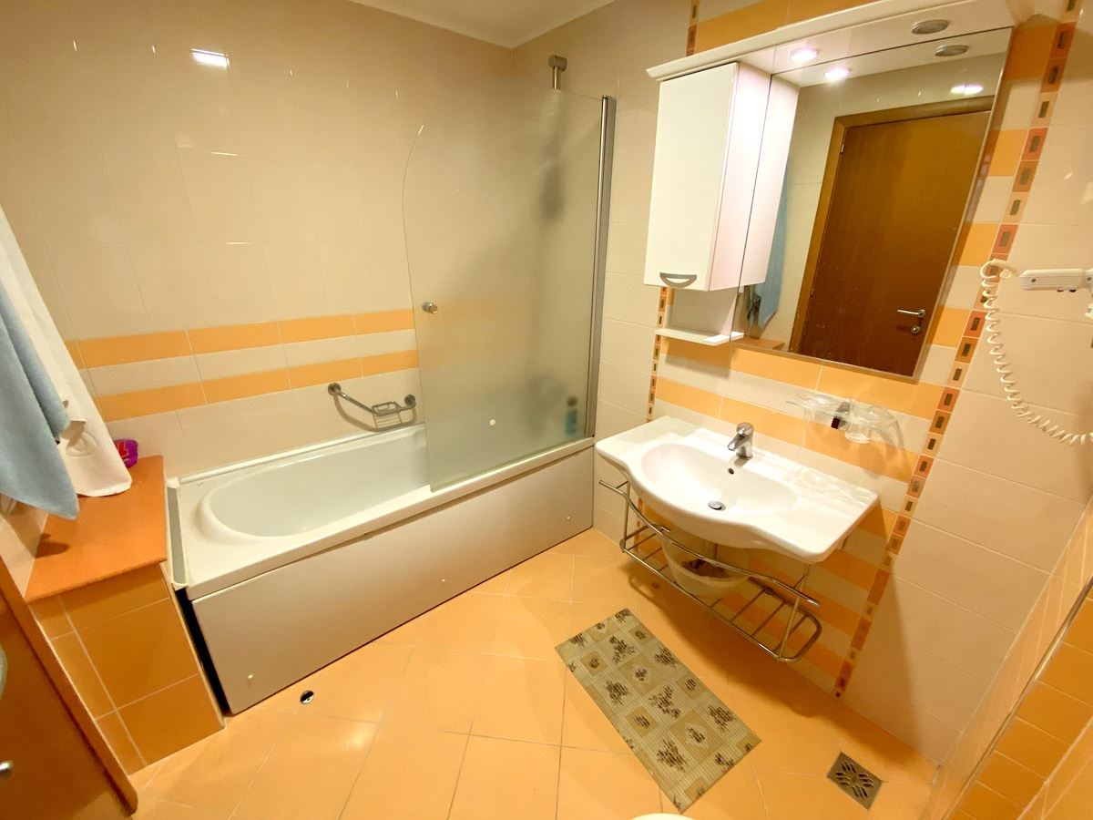 Просторен двустаен апартамент на първа линия в Равда – лукс, природа и впечатляваща гледка към басейна