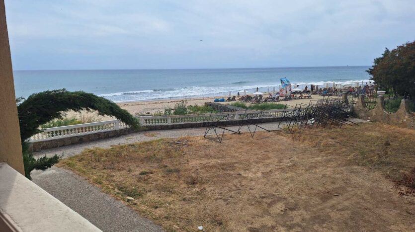 Двустаен апартамент на първа линия в Елените с морска панорама и отличен инвестиционен потенциал