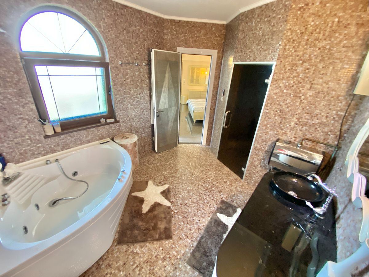 Уникален апартамент на две нива в комплекс от премиум клас в град Несебър