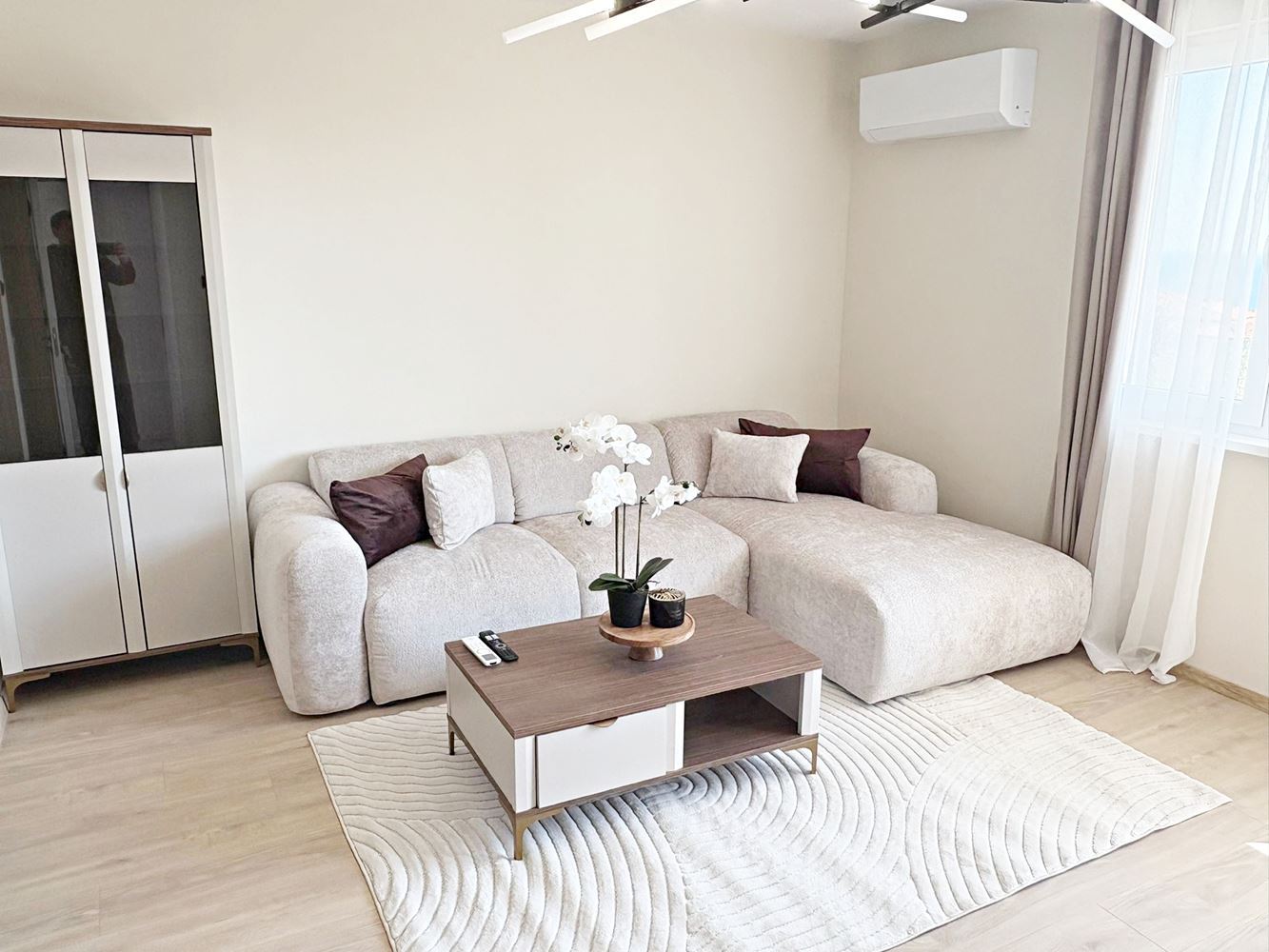 Две независими жилищни пространства с морска гледка в центъра на Свети Влас – дизайнерски интериор и собствено паркомясто