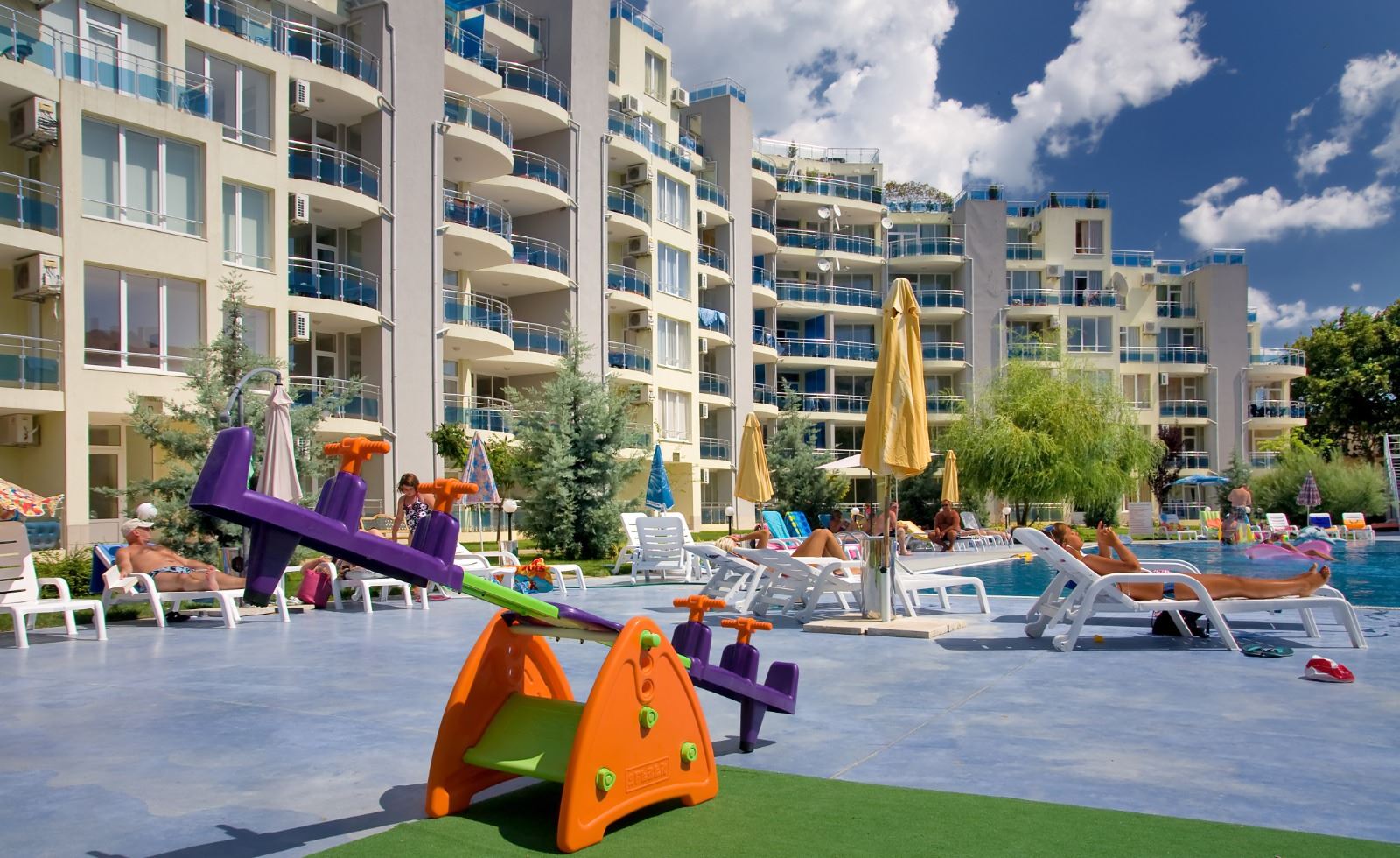 Слънчево и просторно студио с морска гледка в Равда – на 100 м от плажа, в поддържан комплекс с басейн и зеленина