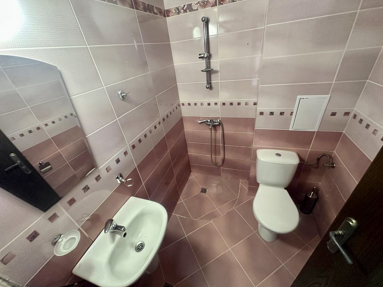 Просторно студио на партер с тераса и възможност за двустаен апартамент – само на 300 м от морето