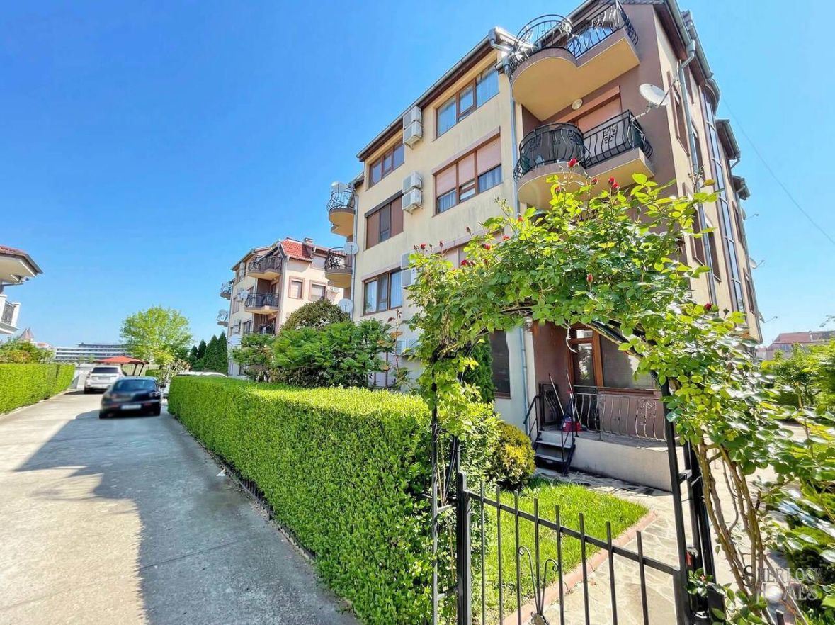 Напълно обзаведен двустаен апартамент на 200 м от плажа в Равда – тишина, зеленина и комфорт в малък комплекс