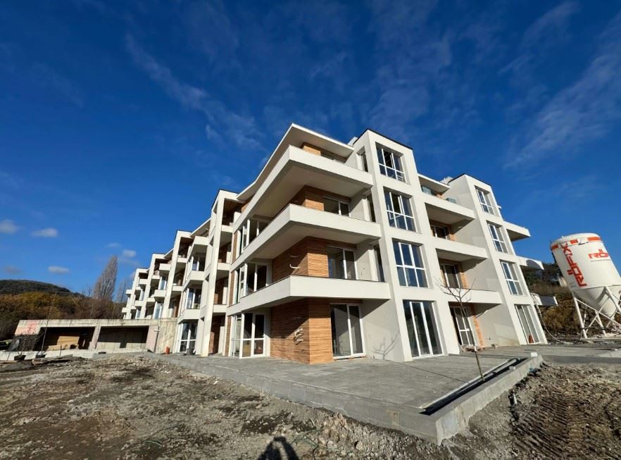 Просторно студио с морска панорама в Свети Влас – готово за завършване по ваш вкус