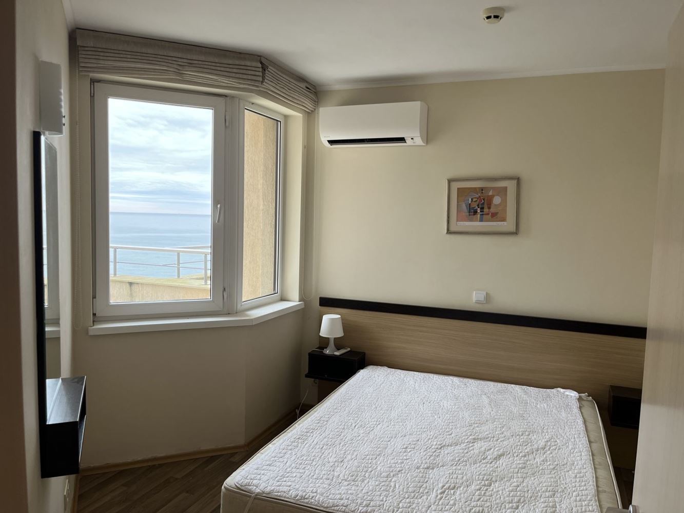 Обзор - обзаведен двустаен апартамент на първа линия с панорамна гледка към морето