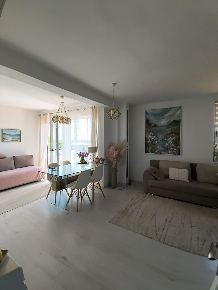 Реновиран двустаен апартамент с панорамна гледка в модерен комплекс близо до Слънчев бряг