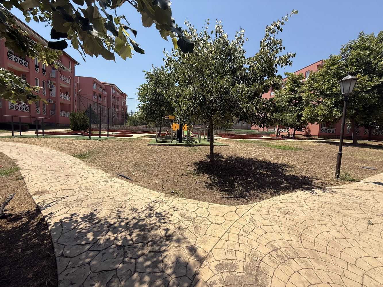 Обзаведен двустаен апартамент с гледка към басейна в района на Слънчев бряг