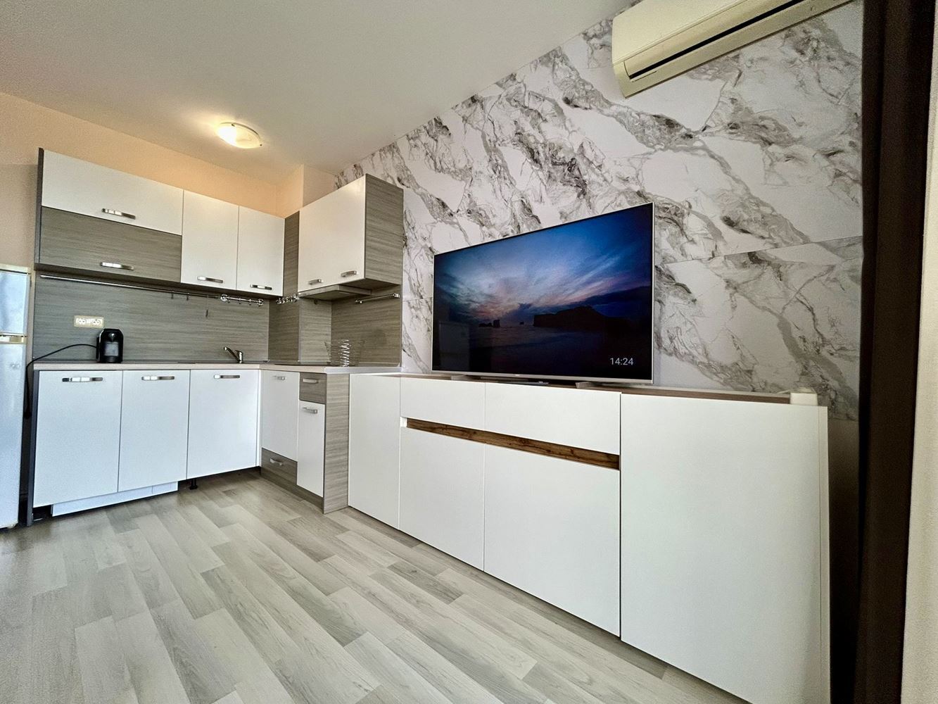 Просторен тристаен апартамент с впечатляваща морска панорама в комплекс в Несебър