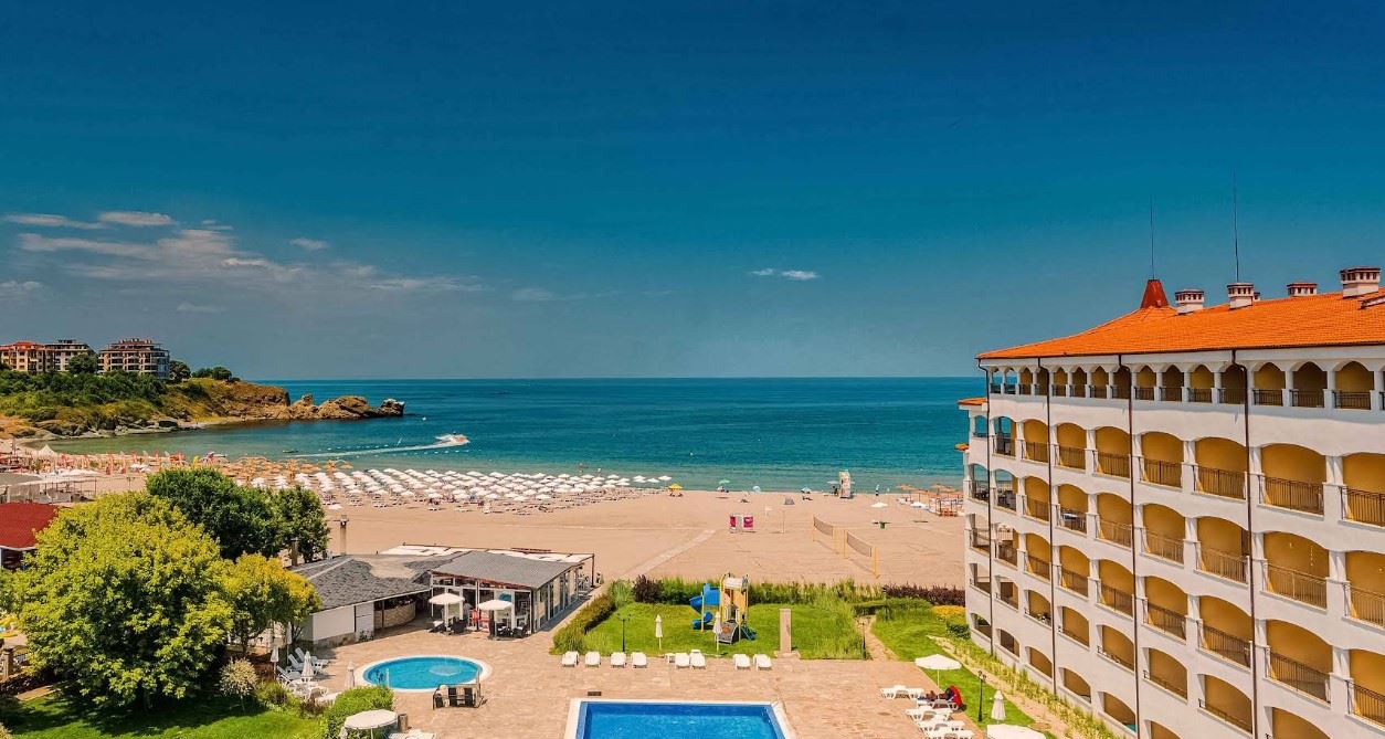 Просторен двустаен апартамент на първа линия море в Царево с пълно обзавеждане