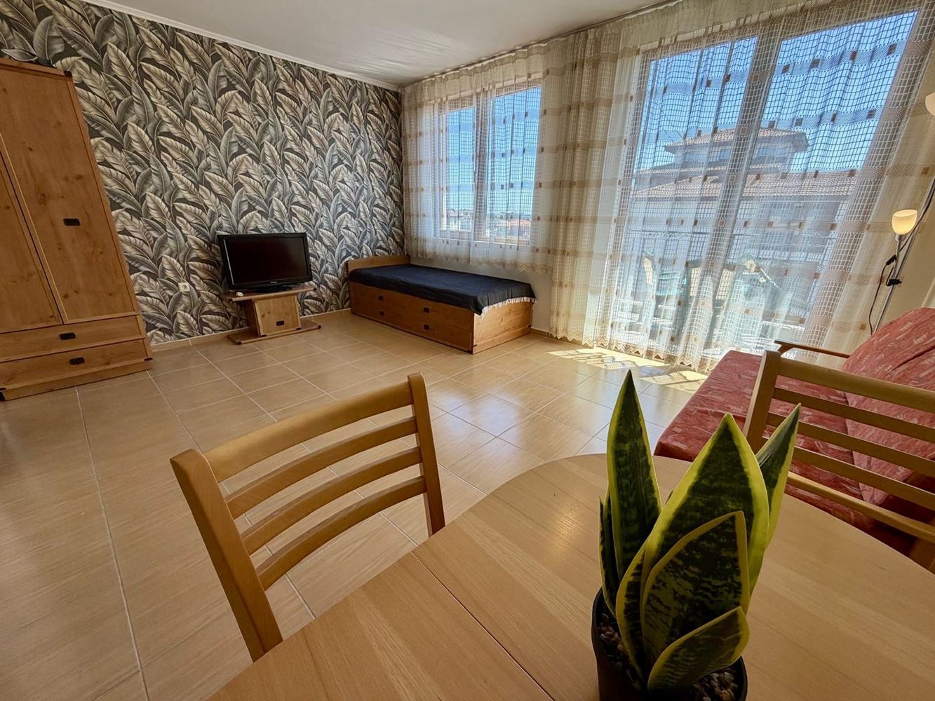 Панорамно студио с впечатляваща морска гледка в Несебър – готово за нанасяне