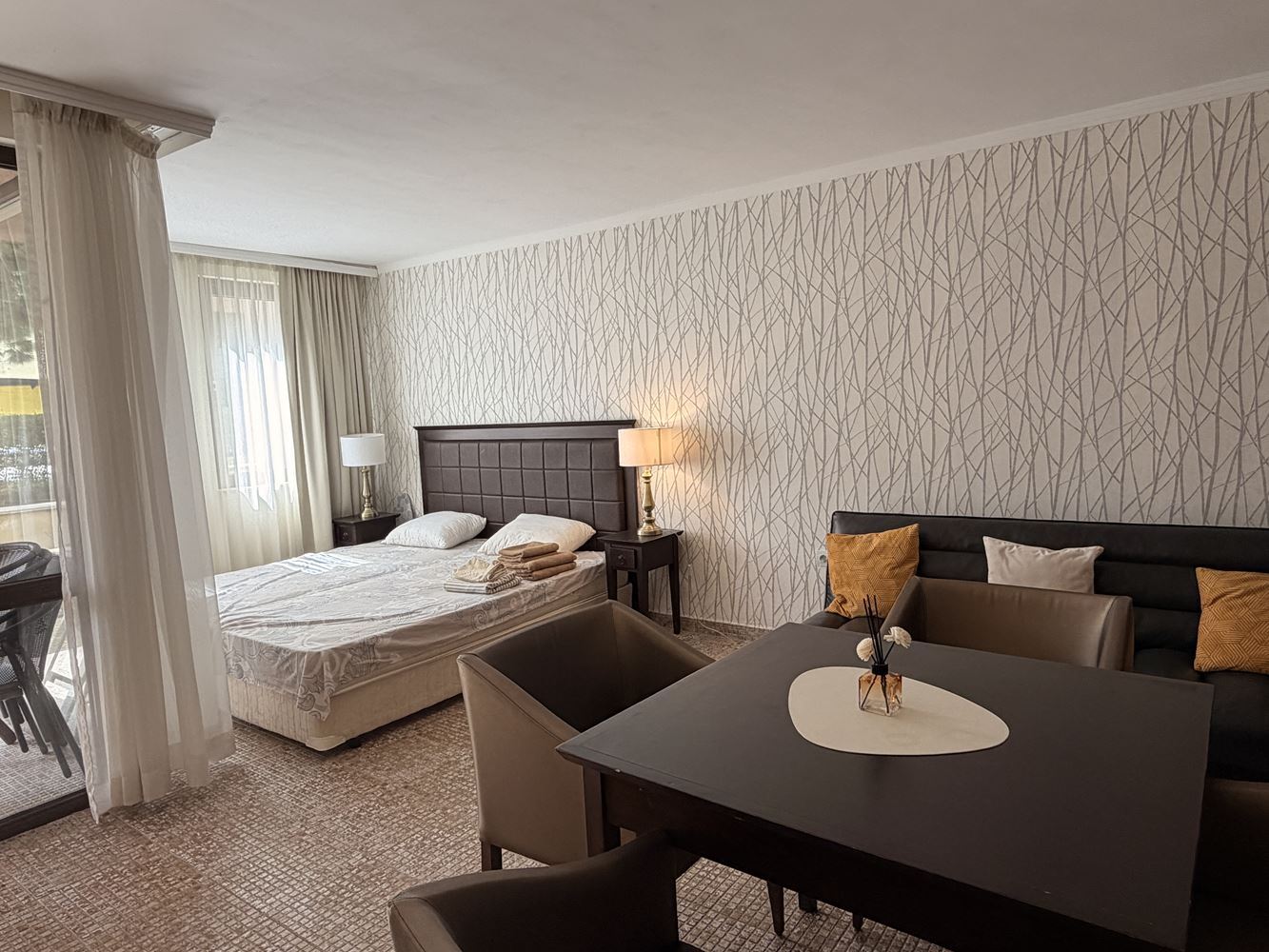 Ексклузивно студио с градина и директен достъп до басейн – на 100 м от морето в Слънчев бряг