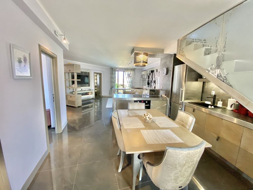 Уникален апартамент на две нива в комплекс от премиум клас в град Несебър