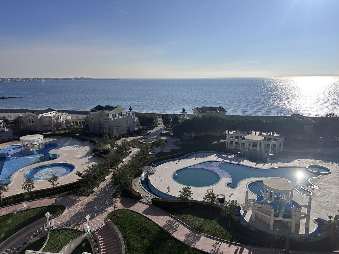 Тристаен апартамент в Поморие с фронтална морска гледка – луксозен живот на първа линия