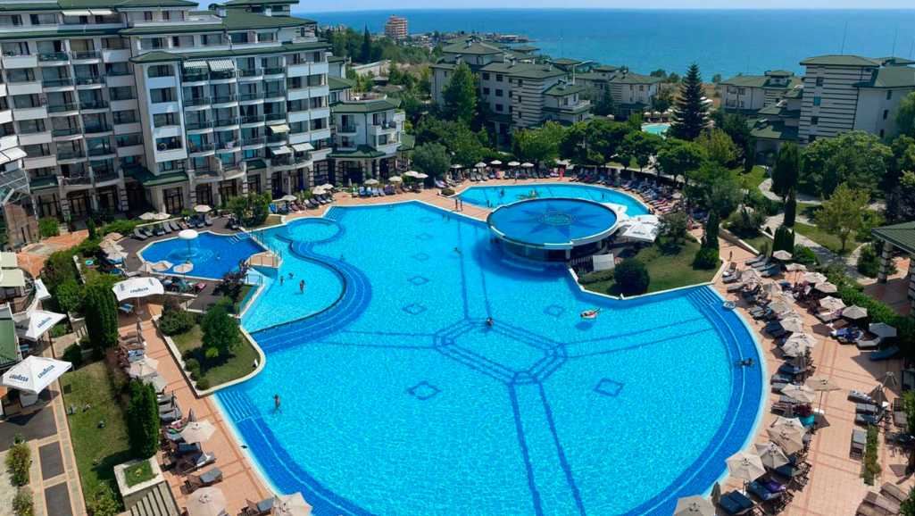 Високия стандарт и разнообразни удобства - страхотен двустаен апартамент в луксозен комплекс на първа линия в Равда