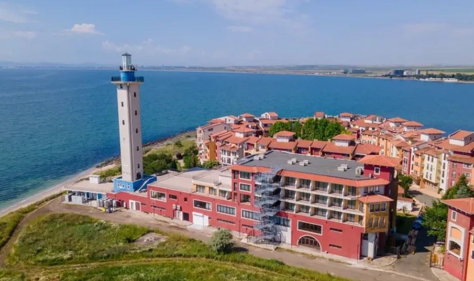 Стилно студио с отлични удобства на първа линия в Ахелой – готово за вашия морски дом