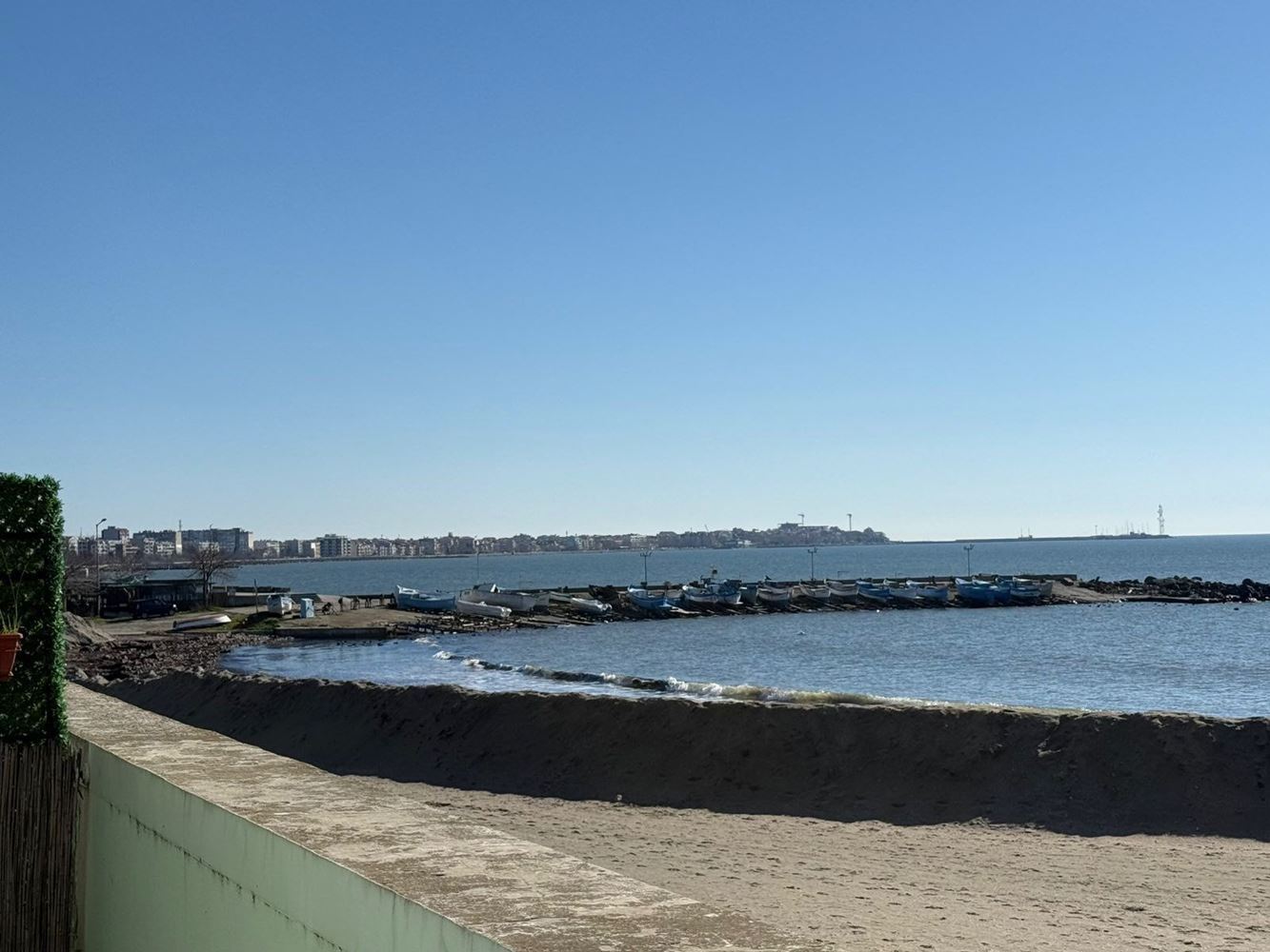 Луксозен двустаен апартамент с панорамна морска гледка в Поморие