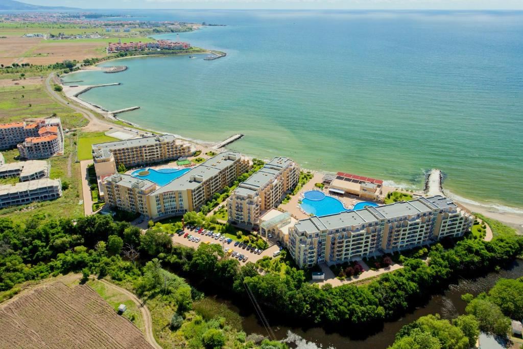Морски лукс на първа линия – просторен тристаен апартамент с гледка към морето в Ахелой