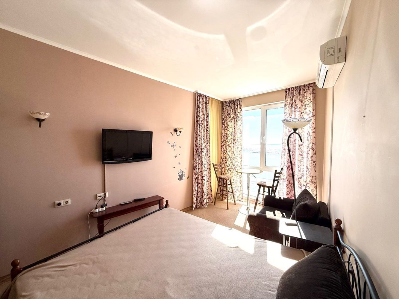 Луксозен двустаен апартамент с панорамна морска гледка в Поморие