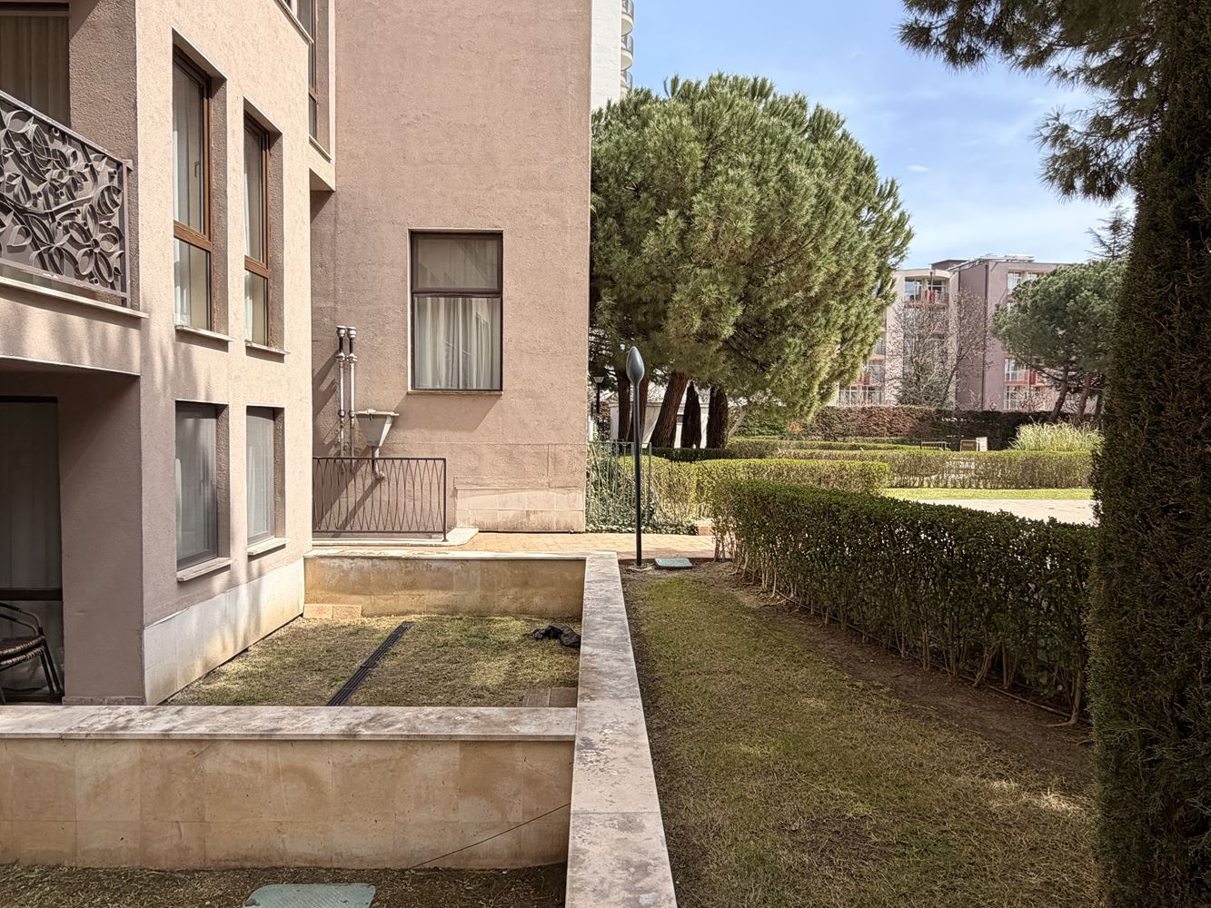 Ексклузивно студио с градина и директен достъп до басейн – на 100 м от морето в Слънчев бряг