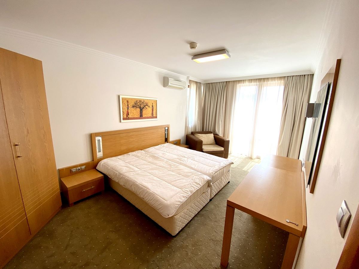 Просторен двустаен апартамент на първа линия в Равда – лукс, природа и впечатляваща гледка към басейна