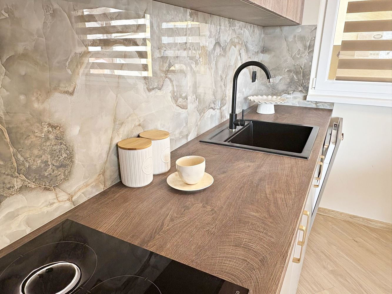 Две независими жилищни пространства с морска гледка в центъра на Свети Влас – дизайнерски интериор и собствено паркомясто