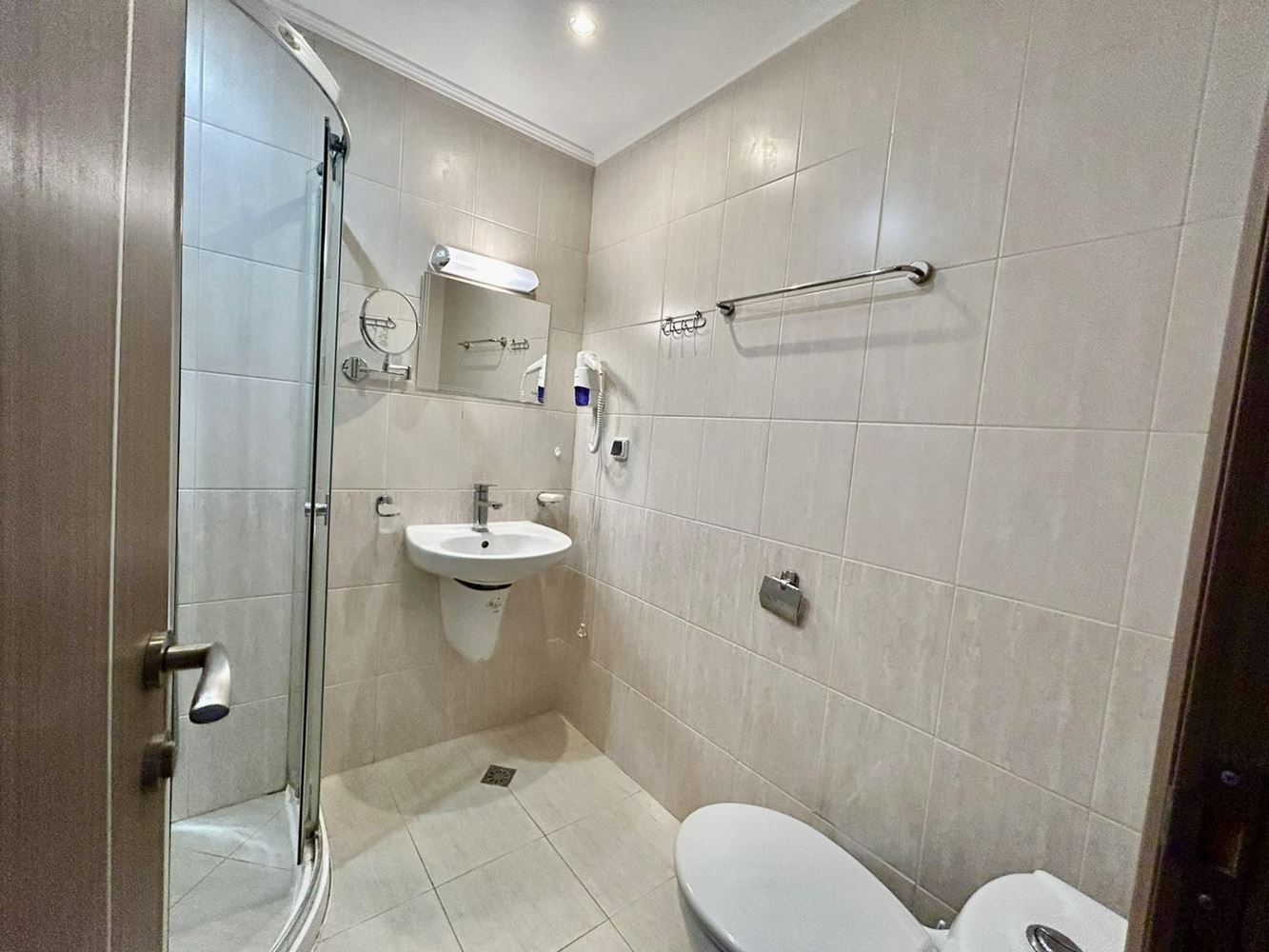 Светло и уютно студио с гледка към красива вътрешната територия – комфорт и спокойствие в модерен комплекс