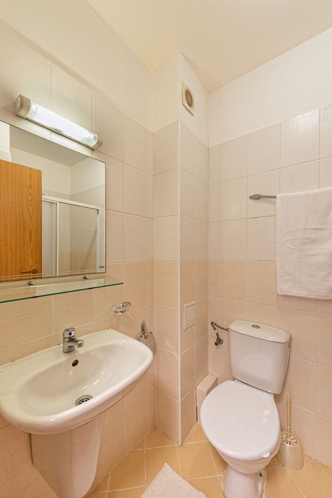 Слънчево и просторно студио с морска гледка в Равда – на 100 м от плажа, в поддържан комплекс с басейн и зеленина