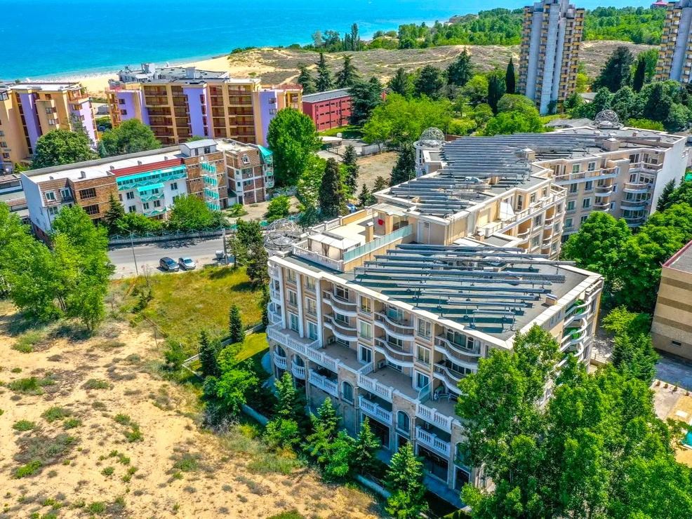 Просторен тристаен апартамент на 100 метра от плажа в Несебър