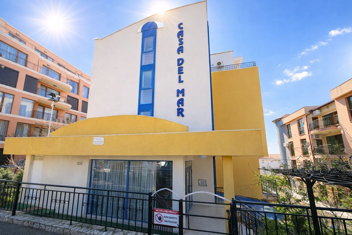 Комфортен двустаен апартамент с директен излаз към басейна – идеален за живеене и инвестиция