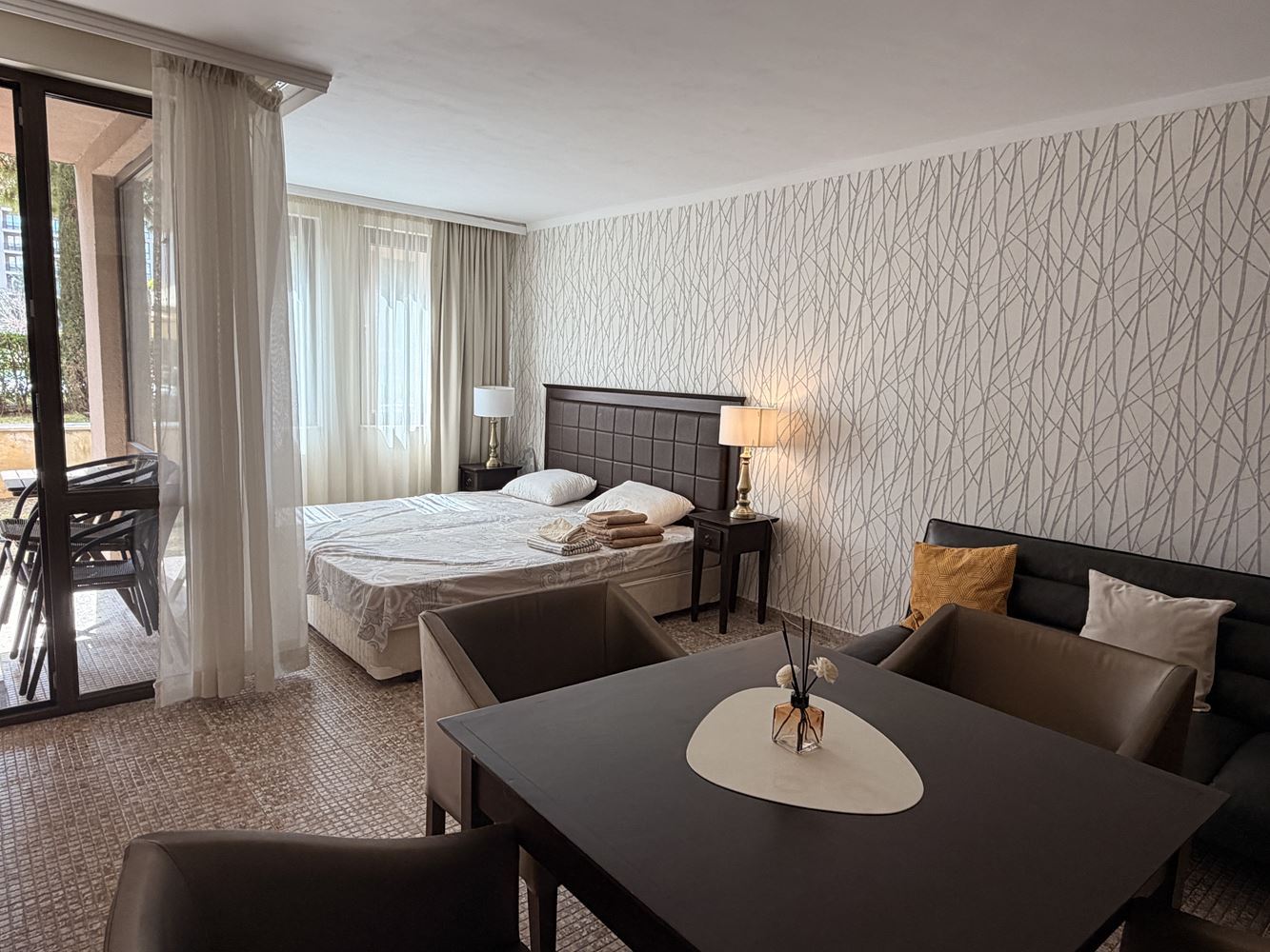 Ексклузивно студио с градина и директен достъп до басейн – на 100 м от морето в Слънчев бряг