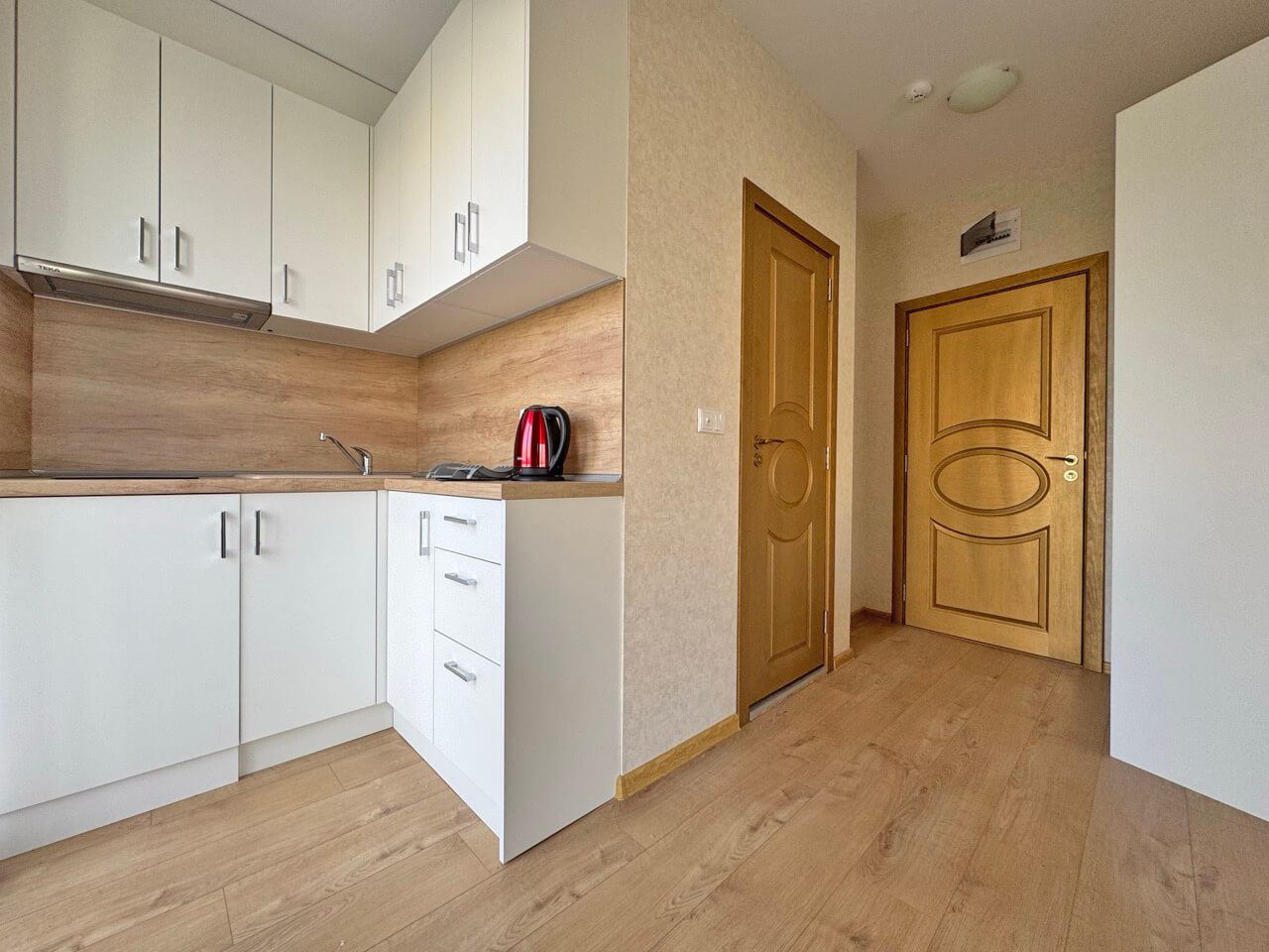 Светло студио в луксозен комплекс – прекрасен уют край басейна