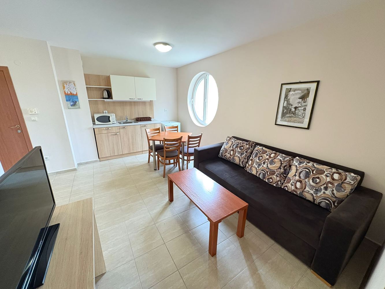 Просторен тристаен апартамент с отлични удобства и готов за нанасяне – перфектна инвестиция и комфортно жилище