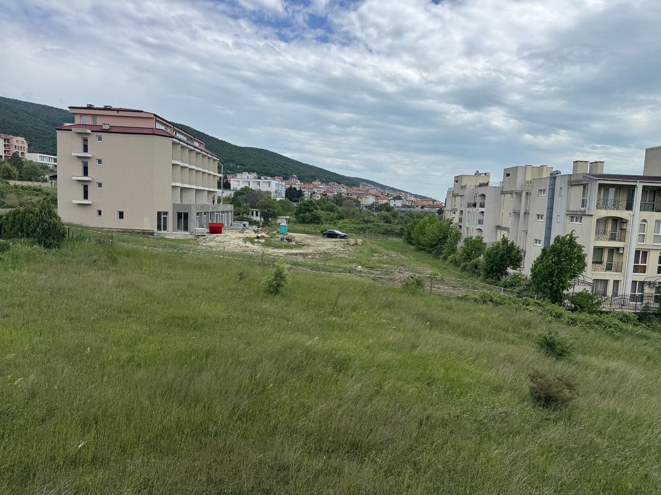 Компактно студио с панорамна планинска гледка в Свети Влас – комфорт, природа и отлична инфраструктура