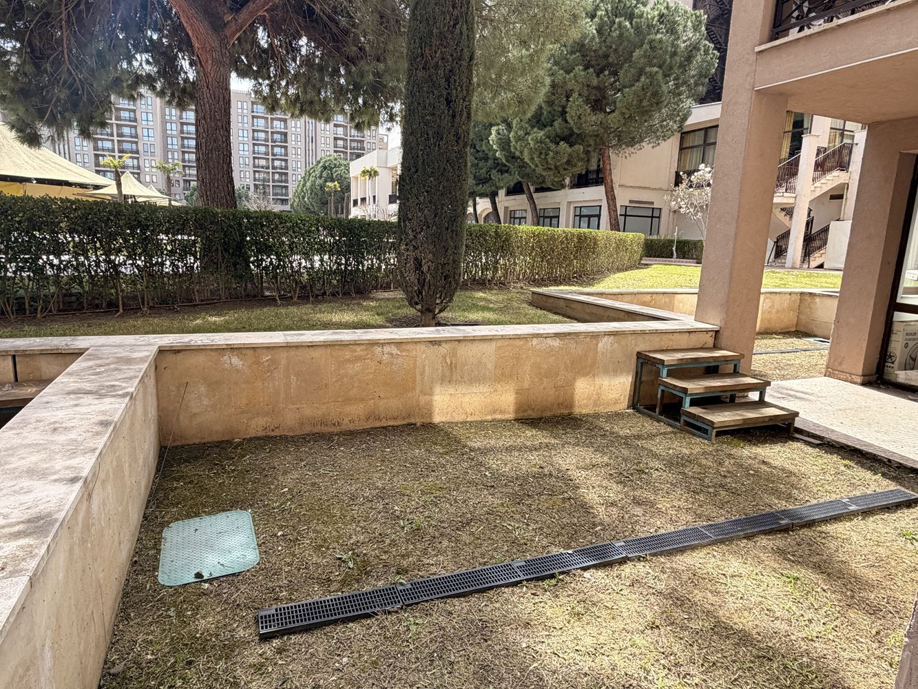 Ексклузивно студио с градина и директен достъп до басейн – на 100 м от морето в Слънчев бряг