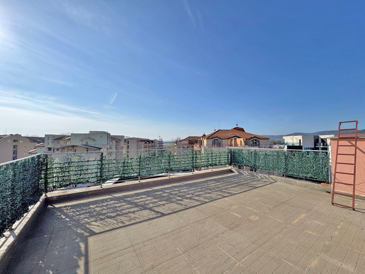 Луксозен пентхаус в Слънчев бряг с впечатляваща панорамна тераса и отлична локация