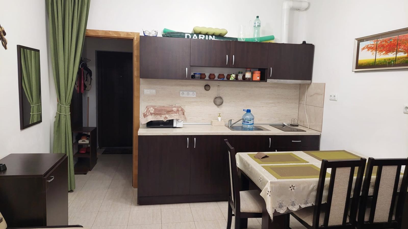 Обзаведено студио в Стария град на Поморие – на 100 м от морето, с голям остъклен балкон и отлична локация