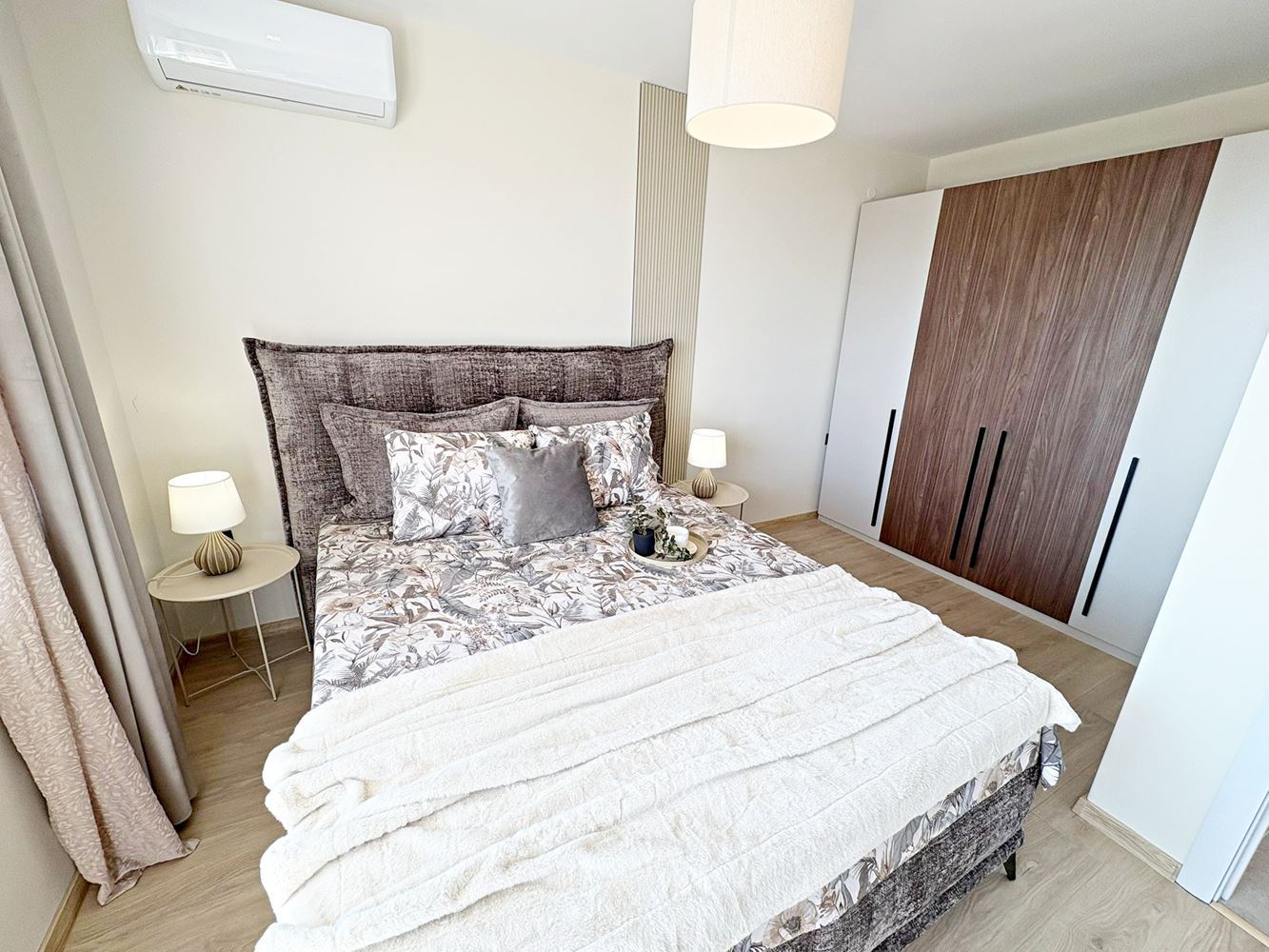 Две независими жилищни пространства с морска гледка в центъра на Свети Влас – дизайнерски интериор и собствено паркомясто