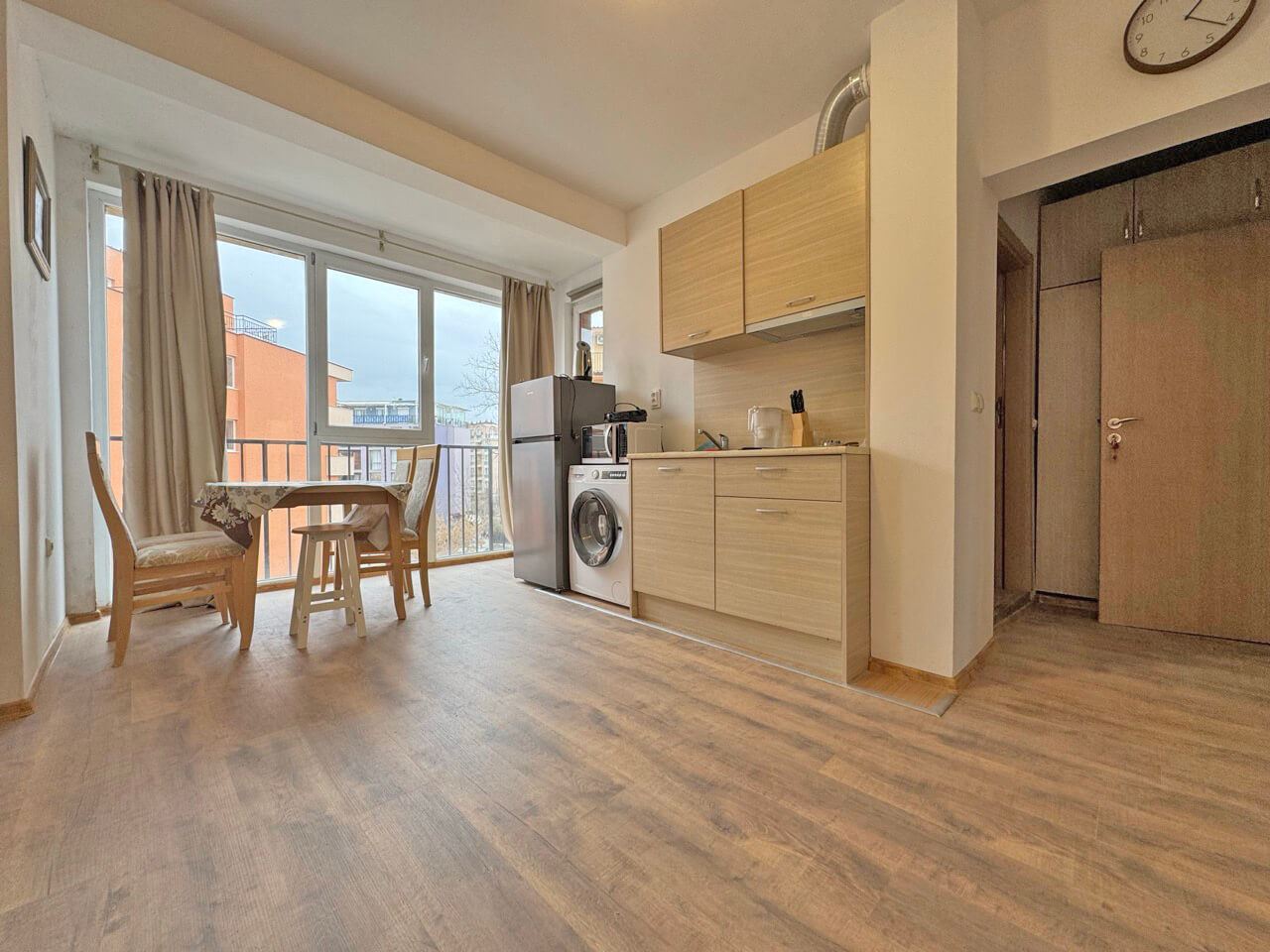 Двустаен апартамент с гледка към басейна в престижен комплекс на Слънчев Бряг