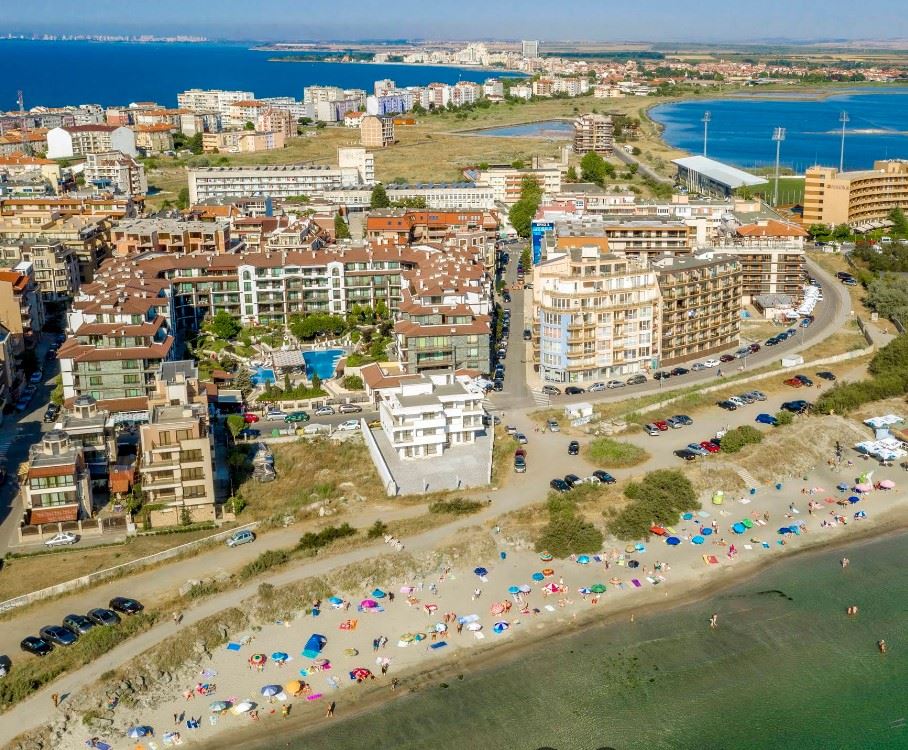 Просторен тристаен апартамент с морска гледка в Поморие – на 50 метра от морето