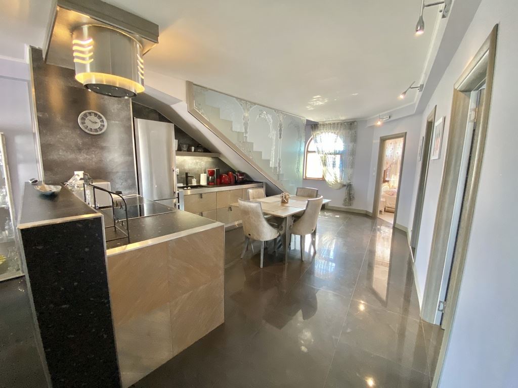 Уникален апартамент на две нива в комплекс от премиум клас в град Несебър