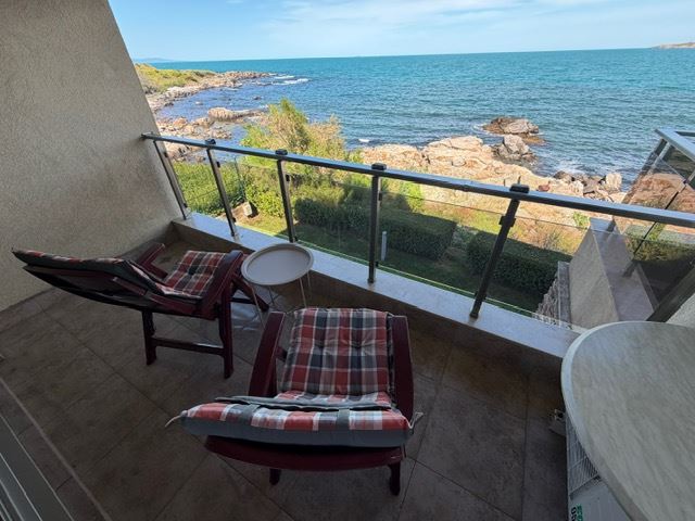 Просторен тристаен апартамент на първа линия море с фронтална панорамна морска гледка